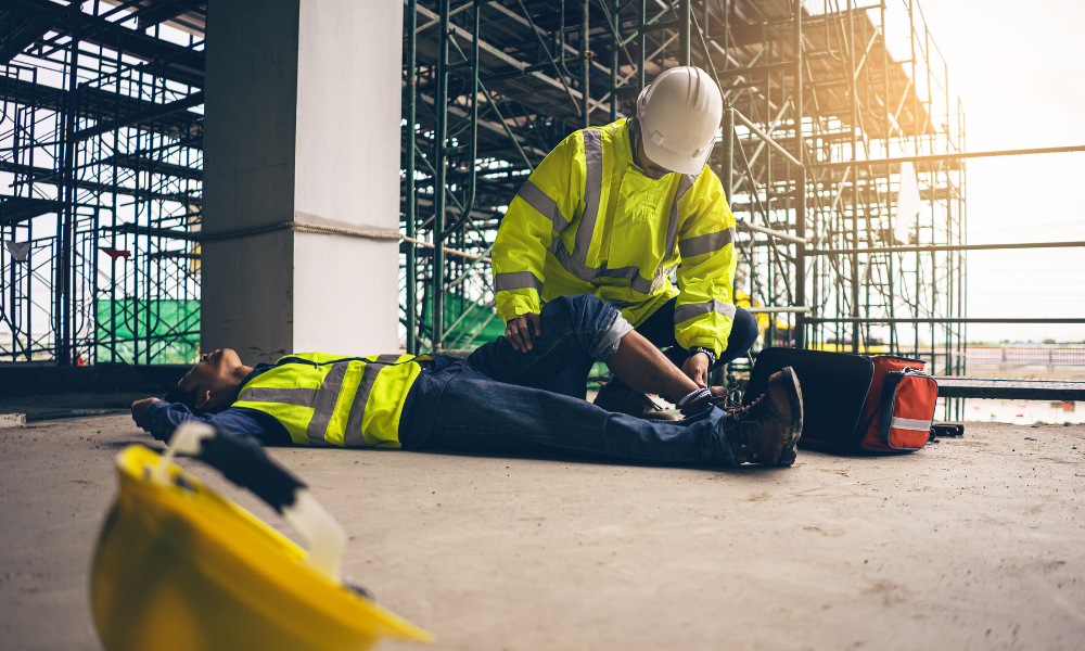 Travailleur isolé blessé sur un chantier mais secouru par un collègue